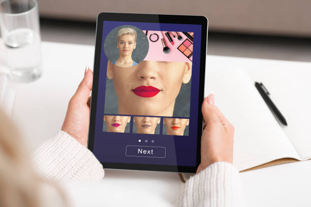 Kvinne som bruker leppestift fargesminke-simuleringsapp på digitalt nettbrett, surfer gjennom skjønnhetsapplikasjoner med utvidet virkelighet på nettet, kreativ collage