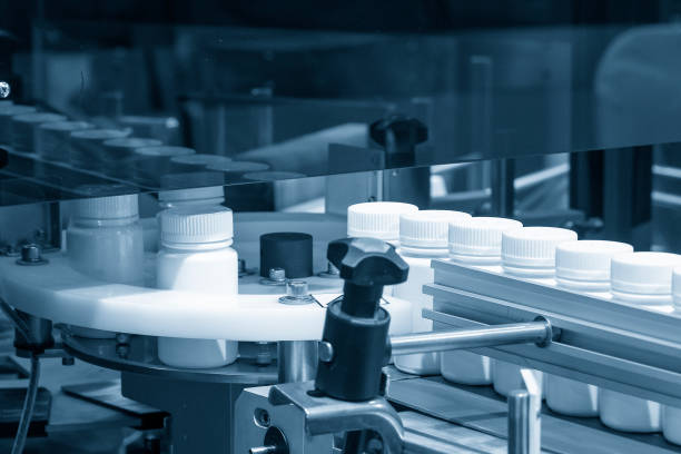 Le processus de remplissage du médicament dans la bouteille en plastique.Le processus de fabrication médicale dans une usine médicale.