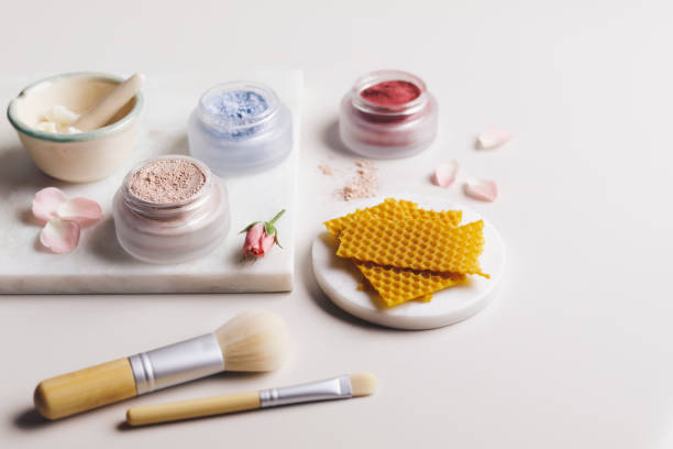 Volledig natuurlijk gezichtspoeder en make-up maken met producten uit de natuur: klei, bijenwas, bietenpoeder.