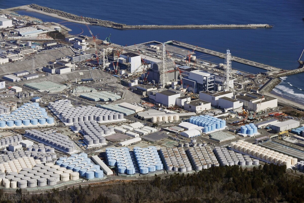 Photo taken from a Kyodo News helicopter on Feb. 13, 2021, shows tanks at the crippled Fukushima Daiichi nuclear power plant storing treated radioactive water from the plant. The Japanese government decided on April 13, 2021, to release the water into the sea despite the worries of local fishermen. (Kyodo)
==Kyodo